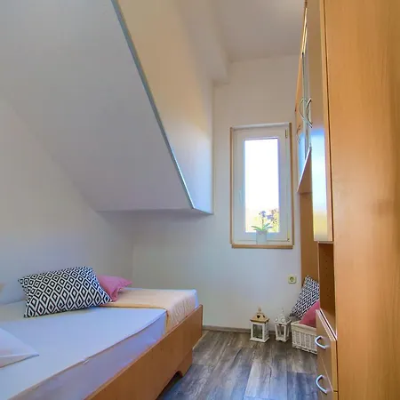 Family-friendly W/beautiful Terrace Appartement Kukljica