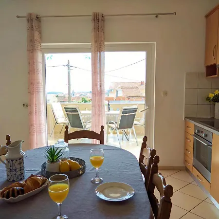 Family-friendly W/beautiful Terrace Appartement Kukljica